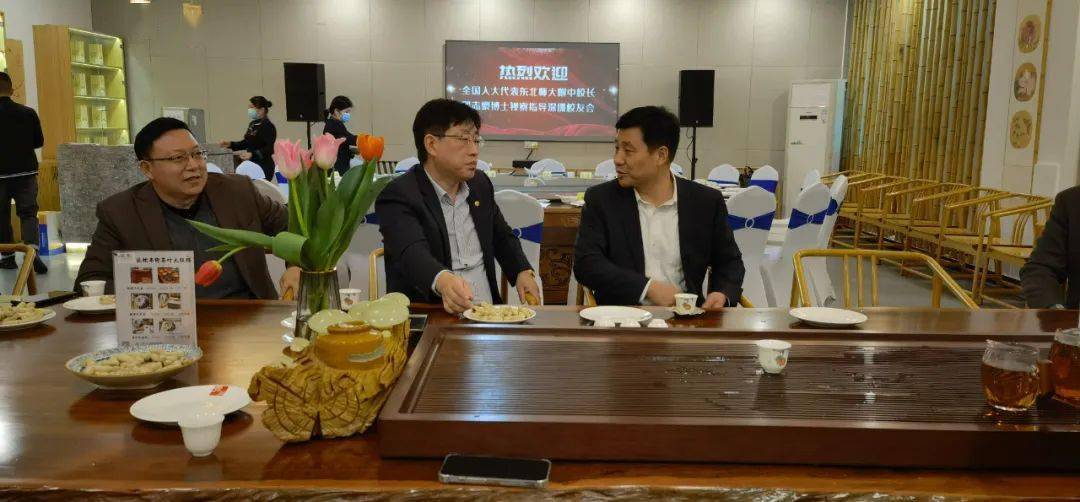 师大附中校办主任张继辉,冯银江老师一行走访东北师大附中深圳校友会