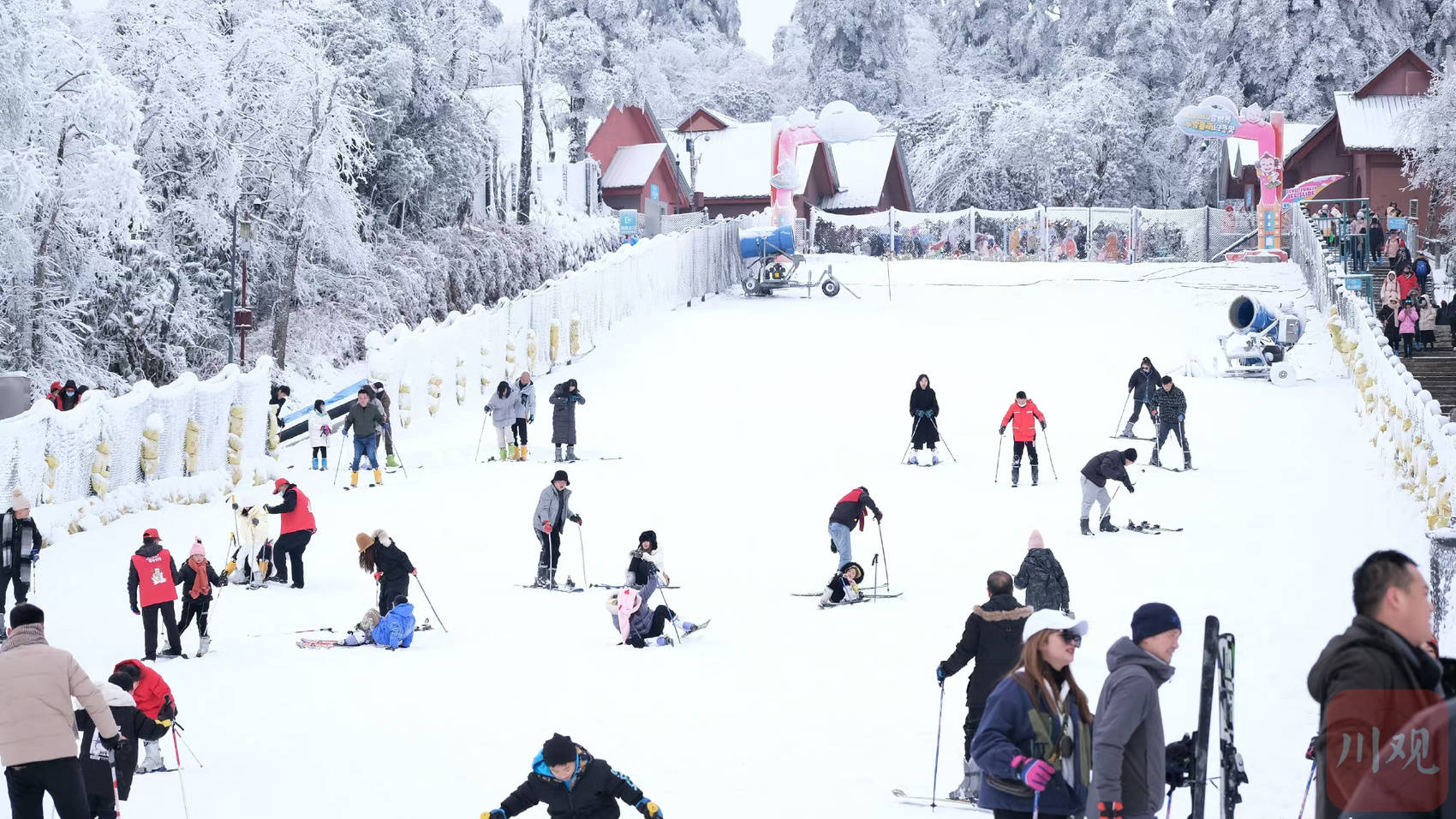峨眉山滑雪场贡嘎滑雪场位于雅安市石棉县王岗坪乡,是2021年12月24日