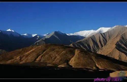 库勒盆地,南临西藏境内的可可西里盆地,西起东昆仑山最高峰木孜塔格峰