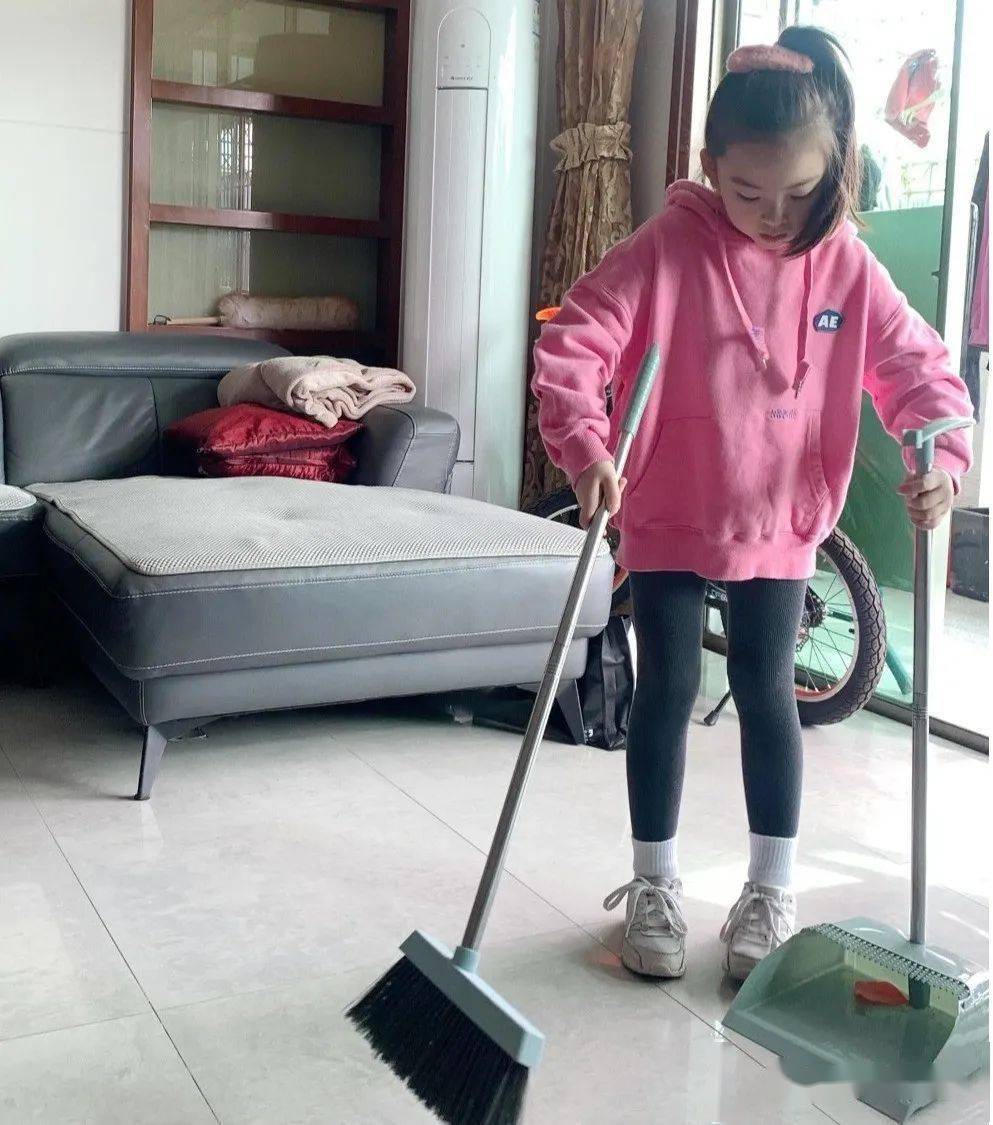 在这次活动中,孩子们用他们稚嫩的小手,努力学习叠衣服,扫地,垃圾分类