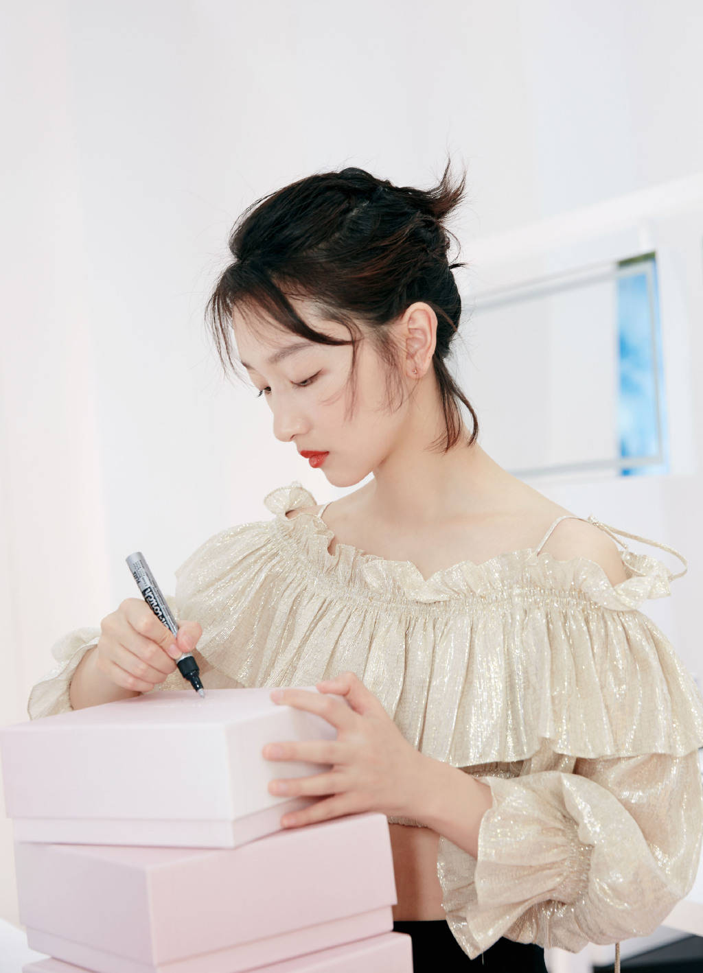 一身 周冬雨瘦成纸片人了，穿露脐上衣不见一丝赘肉，小学生身材很清爽