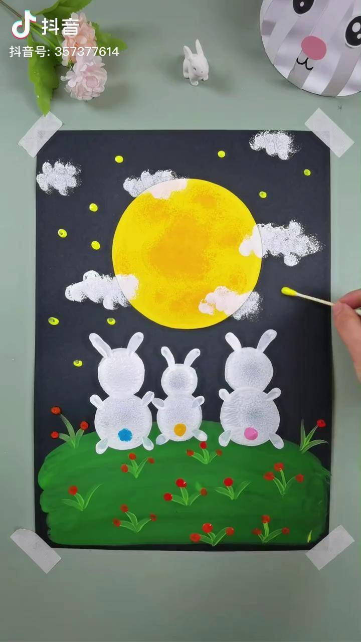 中秋节要到啦兔子一家三口在赏月呢创意美术手工幼儿园中秋节画画儿童