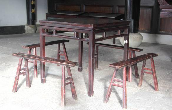 八仙桌结构简单,用料经济,一件家具仅腿,边,牙板三个部件.