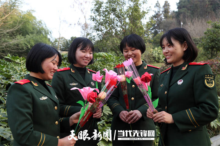 绽放芳华!武警女兵收到了来自战友的祝福_节日_鲜花_军营