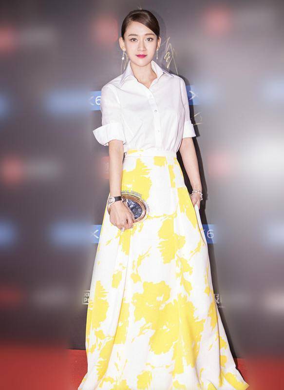 上半身 陈乔恩身穿一字落肩薄纱裙仙气飘飘，而白衬衫配半身裙优雅得体!