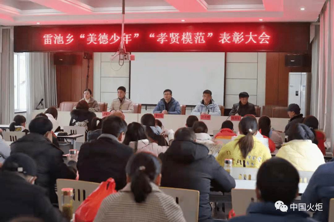 六安市3月19日,裕安区单王乡宁沟村关工委主任董德峰,向全村五老宣传