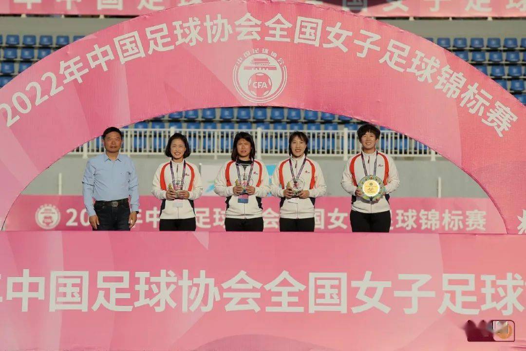 鲍梦晓(河南,林婷(大连 刘莎(天津)获得优秀裁判员.