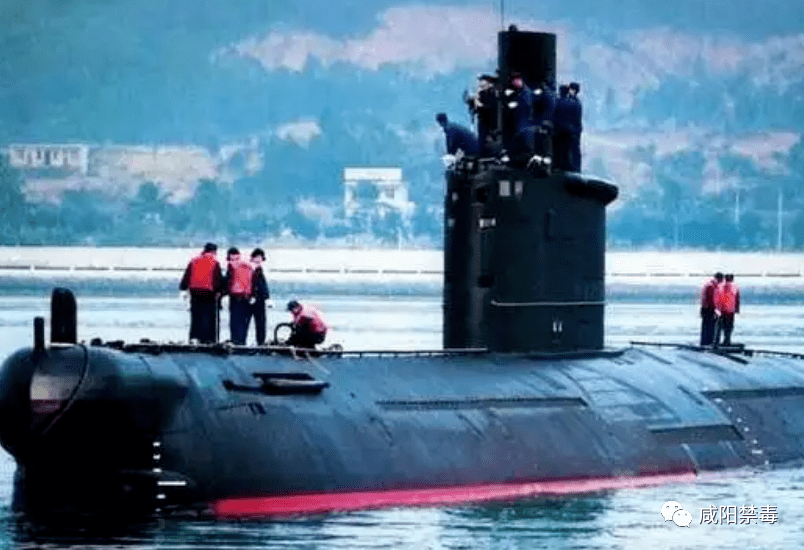 2003年,渔民发现一潜艇,打开舱盖后众人泪目:70位英雄