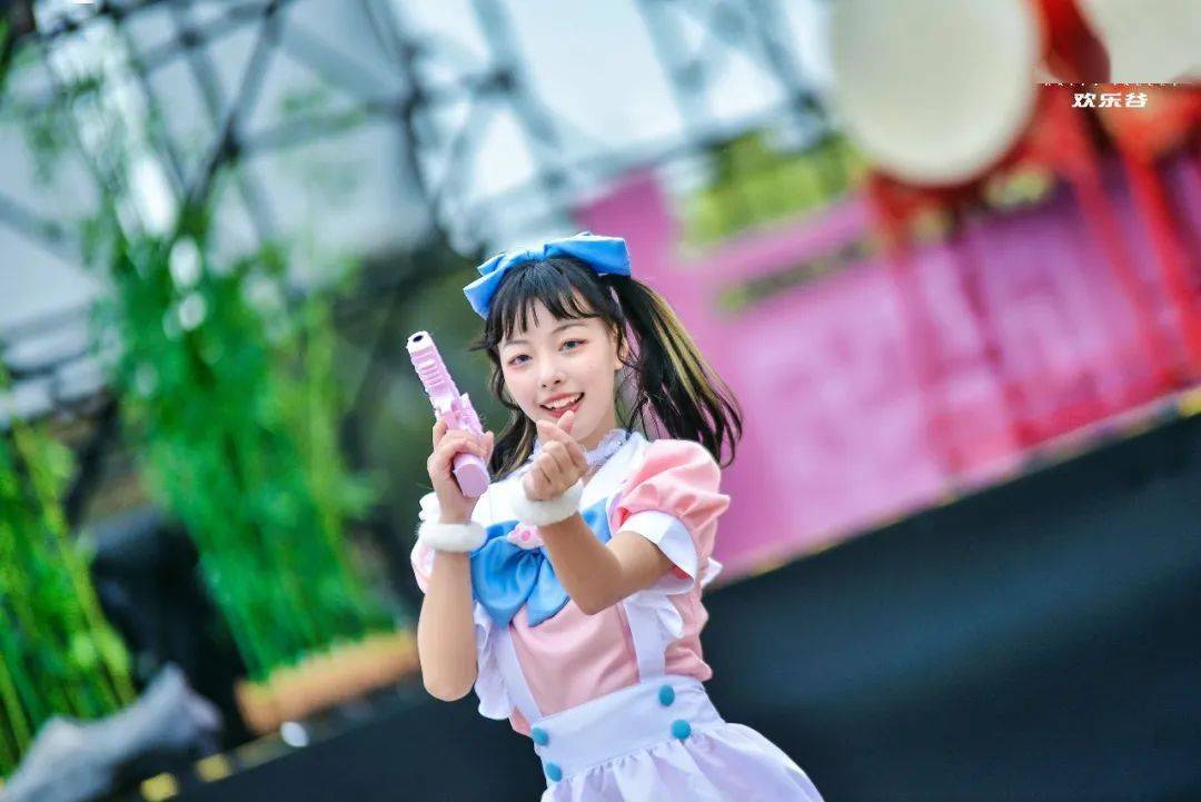 精彩演绎不停」限定春日款游乐园过山车,跳楼机,大摆锤等着你向欢乐