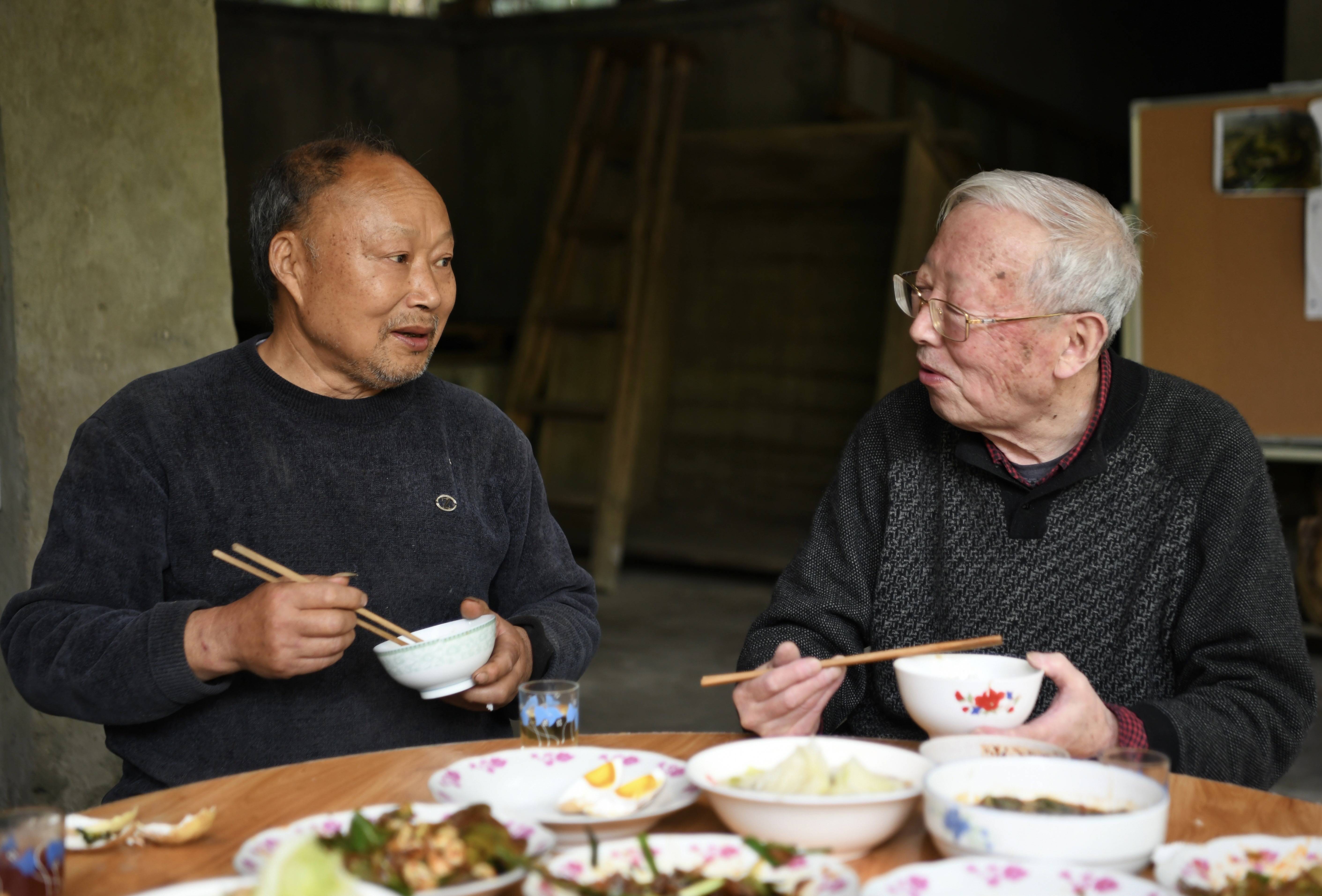 一位80岁老人与一条江_陈庆恒_安宁村_成都