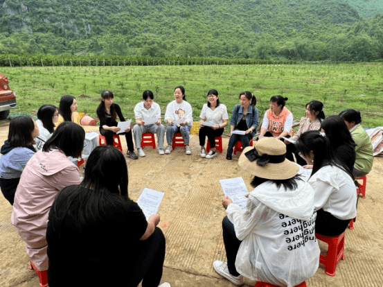 镇党委副书记邓贵芳对镇,村妇女干部进行政策宣讲此次活动以党建工作