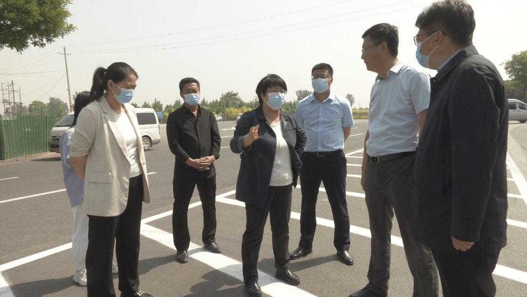 4月26日,县委副书记,县长张琼到新绛高速口调研货车营地建设情况.