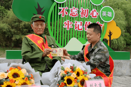 今年93岁的刘元甫,参军时年仅15岁,曾参加过4场战役,在横渡长江时