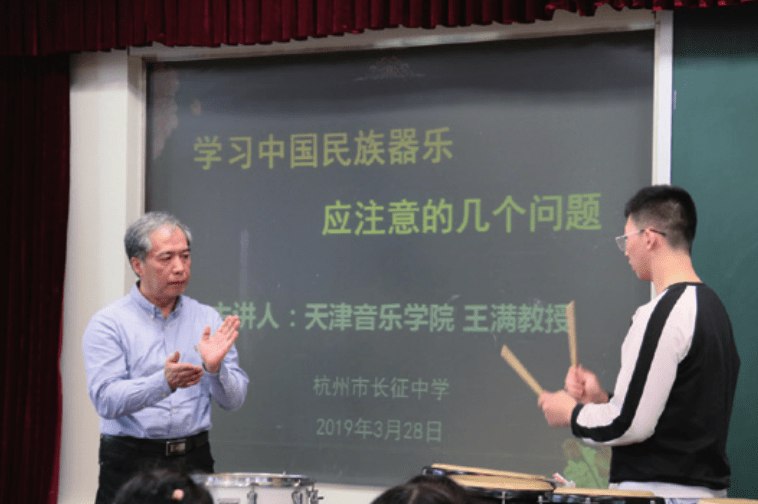 天音王满教授现场指导现如今,长征中学已培养了200多位音乐班毕业生