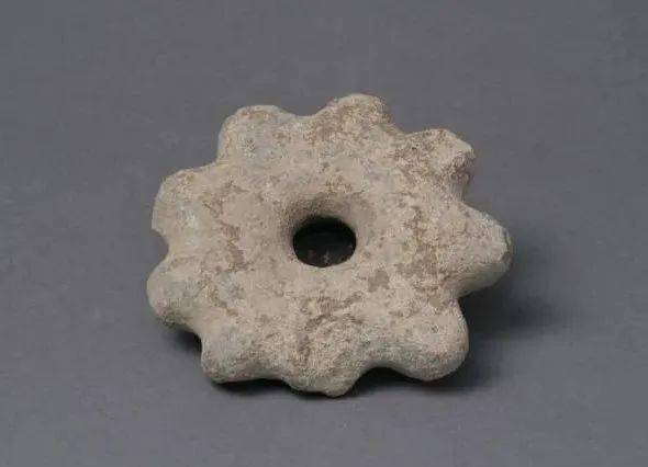 齿形石权杖头,亦称多头斧,星形穿孔石器.齐家文化,三级文物.