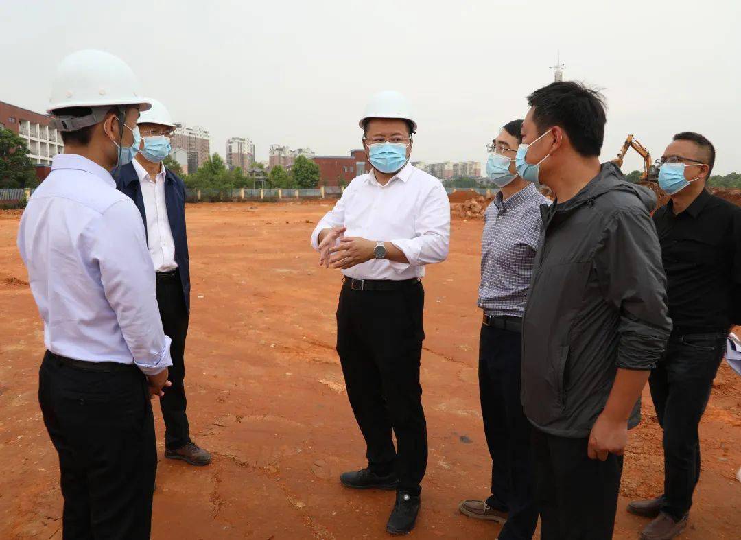 陈敏一行先后来到开湘中学,人民医院住院部扩建,谢叠山中学,东兴中学