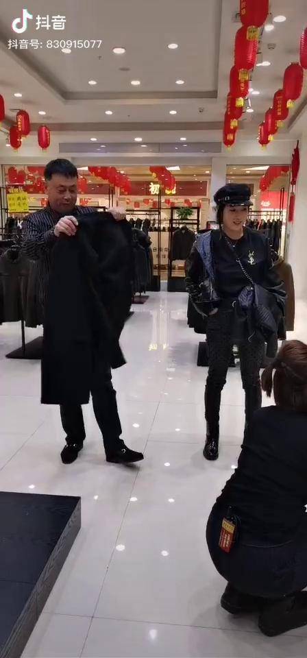 博哥威武买衣服都被粉丝们认出来了没说的打折