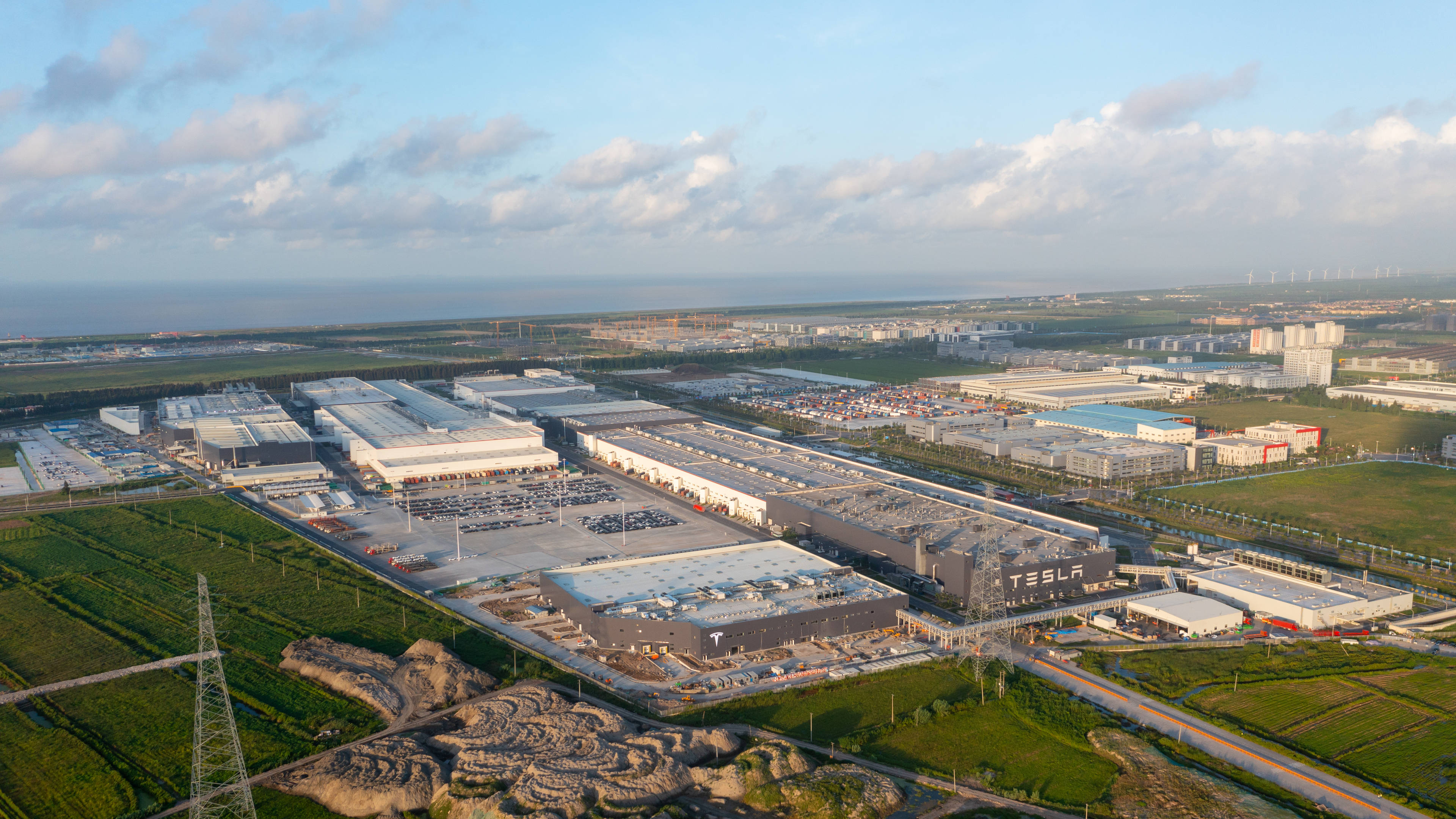 "特斯拉上海超级工厂正常生产情况下,年产能已达到45万辆.