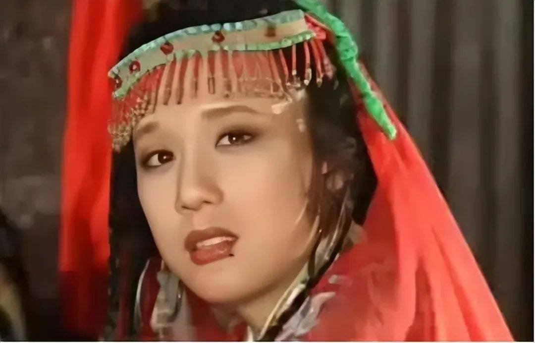 已经很少有人知道李建群的名字了,但是在中国娱乐圈迅速崛起的时代,她
