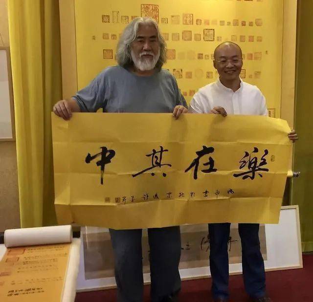 张纪中写书法贺高考学子,嘿嘿_张导_毛笔_显得