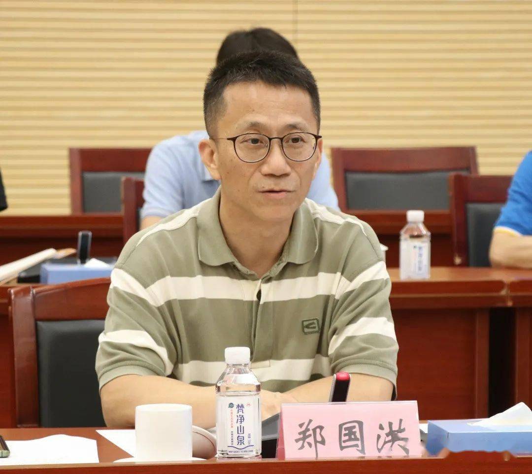 调研组组长郑国洪等调研组一行与谢伟良,刘学新等镇领导以及镇统战,经