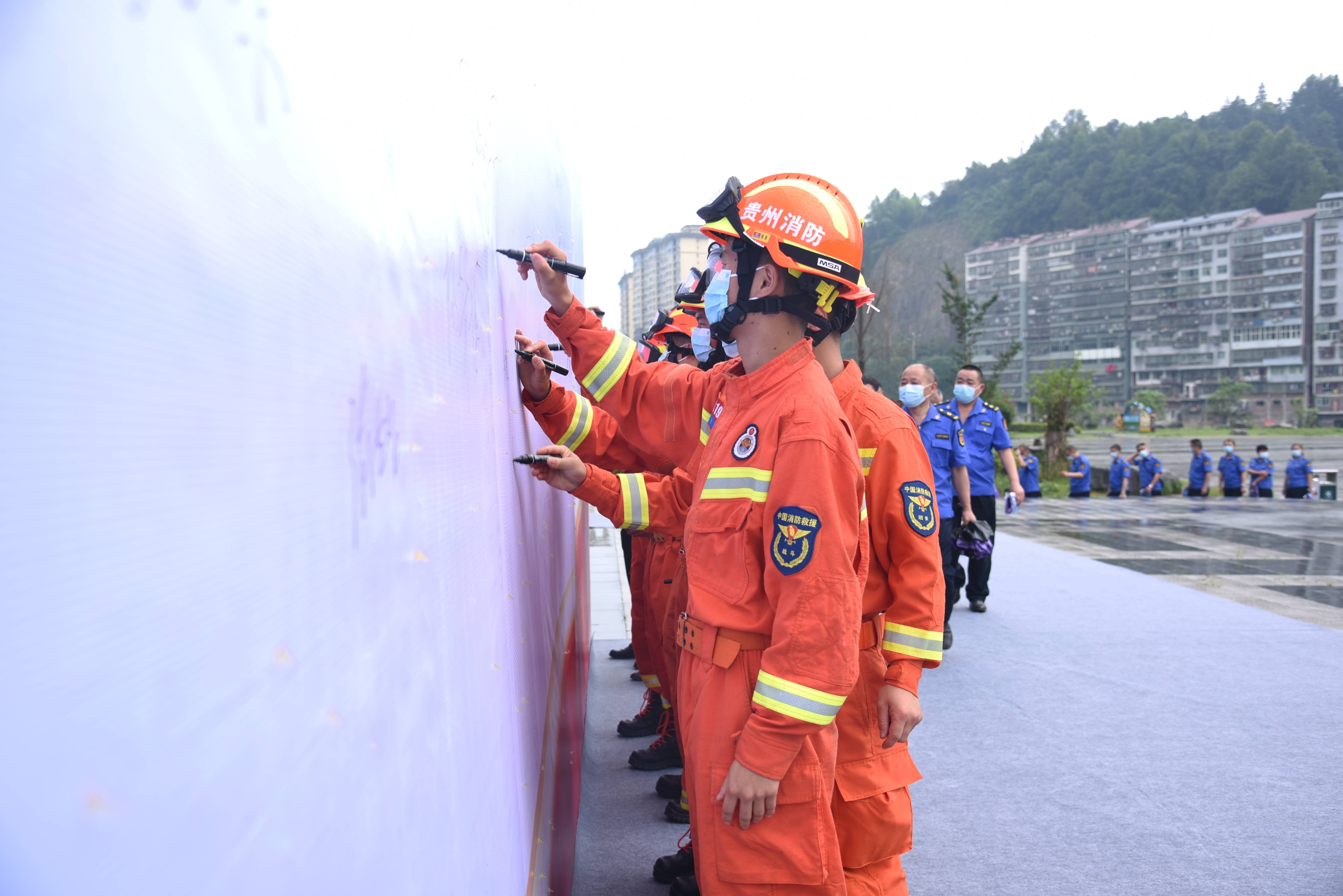 在锦屏县清水江广场(主会场)活动现场,随着舒健宣布锦屏县第21个全国