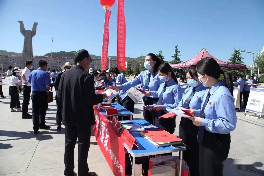 6月15日,华亭市检察院参加《反有组织犯罪法》暨打击整治养老诈骗专项