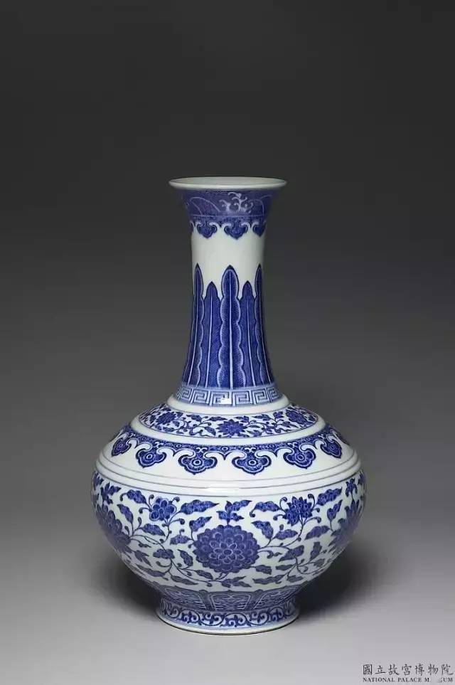 《收藏家聚乐部》青花瓷又称白地青花瓷,常简称青花,中华陶瓷工艺珍品