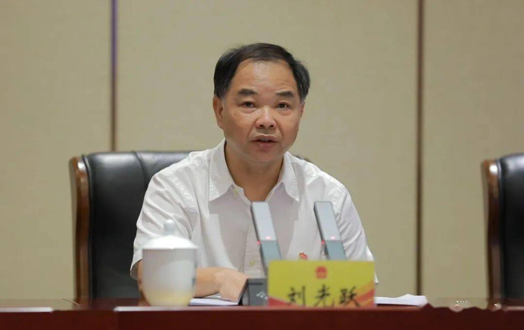 会上,刘光跃带领机关党员干部重温了入党誓词,一批优