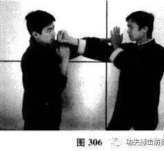 我方左侧掌立时将对手左拳拍离中线,同时右手变拳直冲对手面门(如图