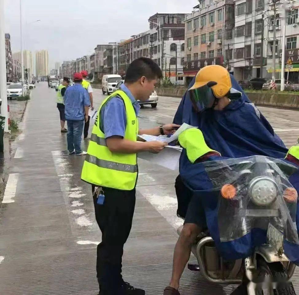 同时,加大对道路交通法律法规,安全常识宣传力度,组织交通安全劝导员