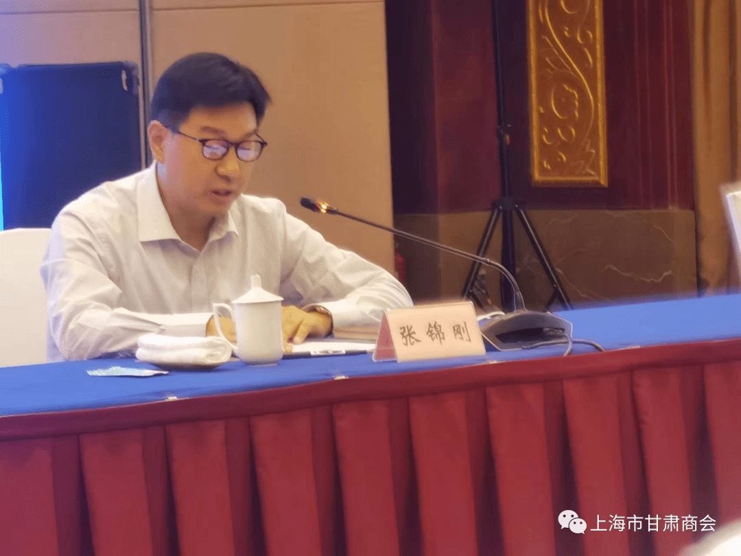省委常委,副省长张锦刚主持座谈会.