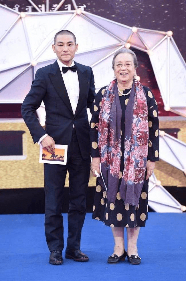 虽然年龄大了,但不管多大年龄,李明启永远都是一位小公主.