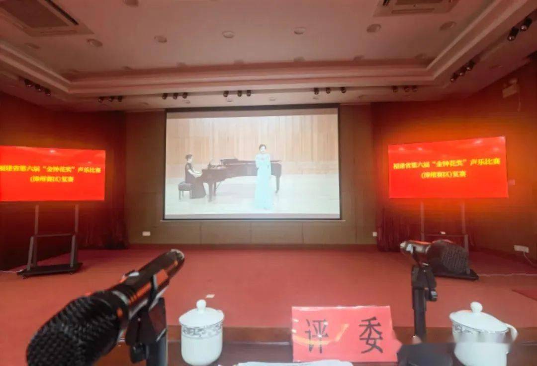 此次"金钟花奖"声乐比赛是市一级的选拔赛,我县共有李莉,蔡思越和王泽