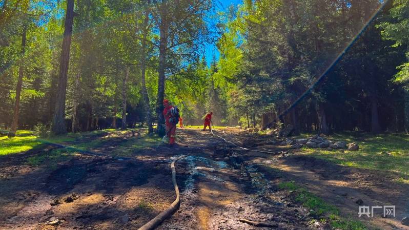 新疆阿勒泰森林消防活用野外地形 "泵"发战斗力_训练