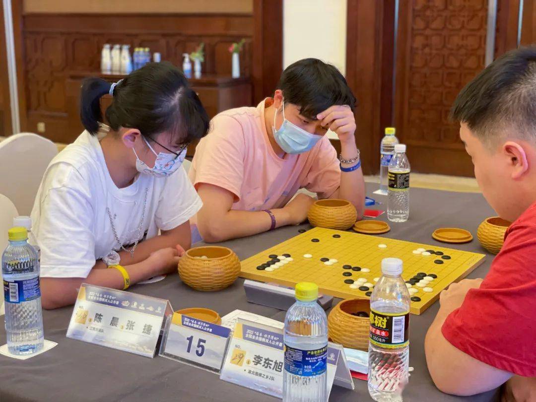 其中女子职业棋手有七位,段位最高的是叶桂五段,还有马媛媛二段,杨戎