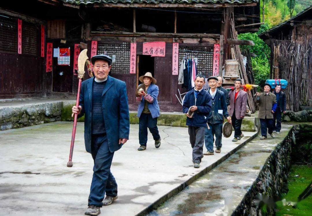 麻园沟是宜居乡沿峰村的一个小寨子,盛产茶叶,茶叶质量可以与双池媲美