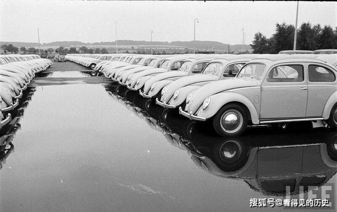 老照片 二战以后的大众汽车公司 经典的甲壳虫汽车