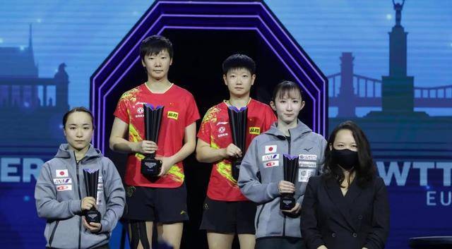 球迷拥挤:曼羽俱乐部怕躲墙角 男球迷为陈梦撑伞_王曼昱_孙颖莎_奥运