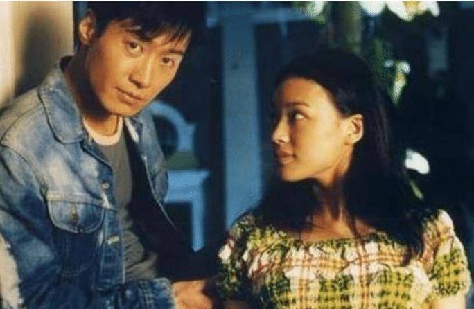 刚刚摆脱了明星的过往,1998年两人共同出演爱情片《玻璃之城》发展成