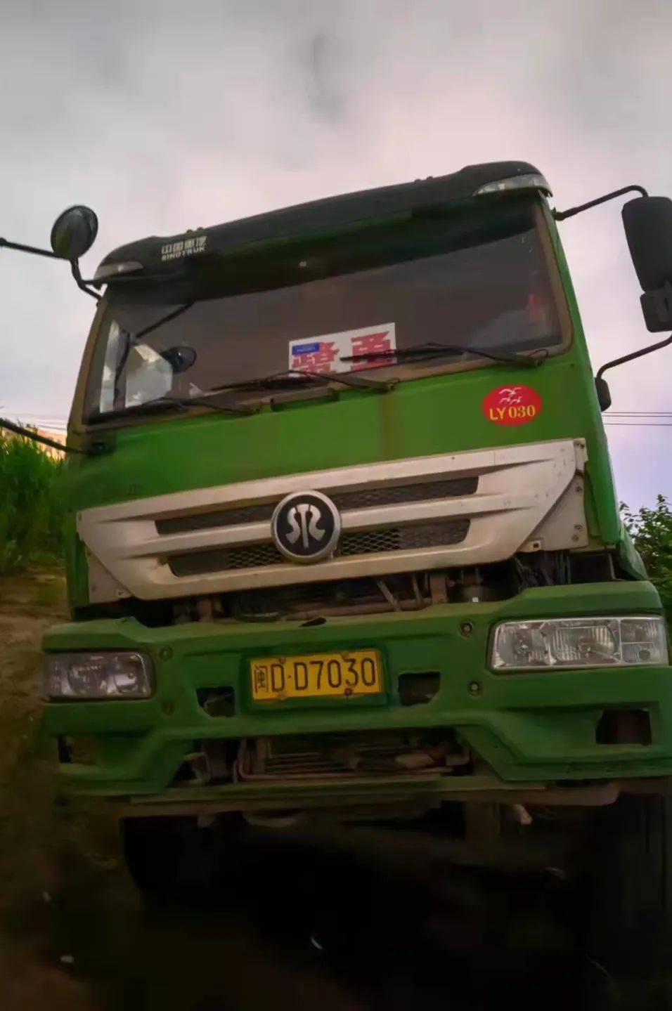 该公司驾驶员王某驾驶重型自卸货车(车牌号码:闽de7129)随意倾倒建筑