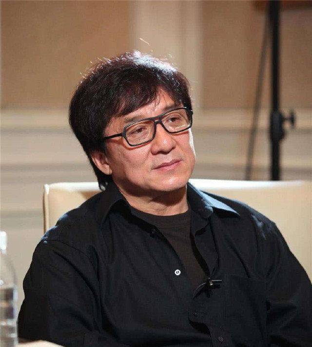 和圈内很多女星都传出过绯闻,成龙年轻时潇洒成性,还一度被网友称为是