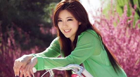 原创
轻松一刻:送喝醉的女老板去房间,没想到撞见小姨子,她抓住我…
