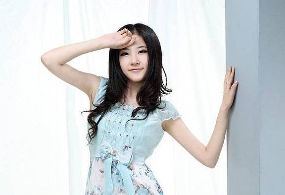 原创
轻松一刻:送喝醉的女老板去房间,没想到撞见小姨子,她抓住我…
