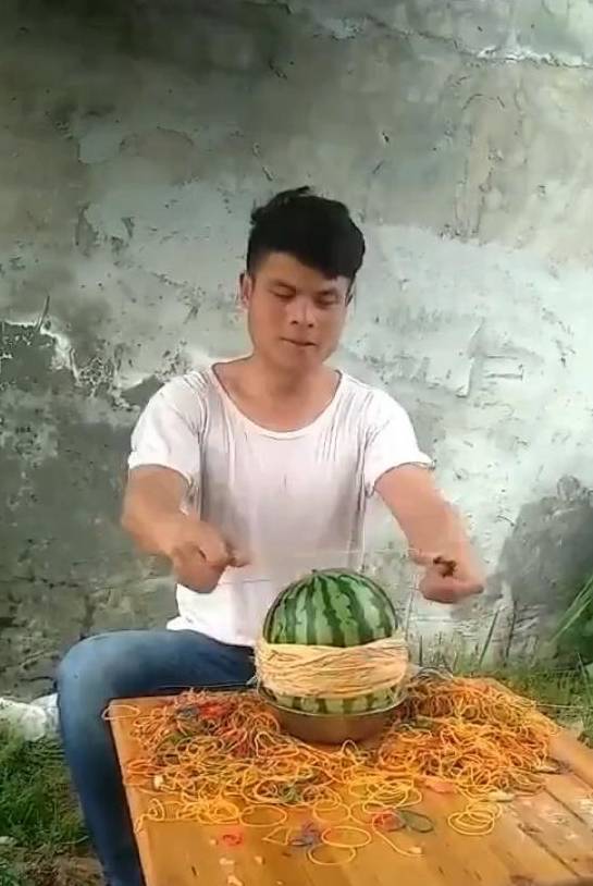 原创
小伙好奇西瓜的承受力,将皮筋一根一根套在西瓜上!