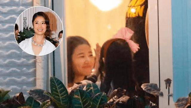 就已经可以看出她的名媛淑女范,披肩的长发加上头上戴着的蝴蝶结发卡