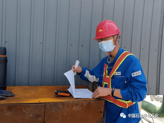 进行现场安全防护工作,他表示,一定以严谨负责的态度审核各项作业票证