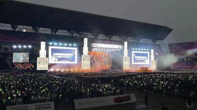 (金钟大出场时关掉的应援棒vs 都暻秀d.o.