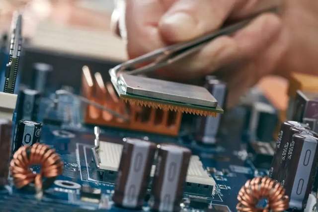 оƬ�г������ֻ�:�ֻ�оƬ����,����оƬ����Ӧ��