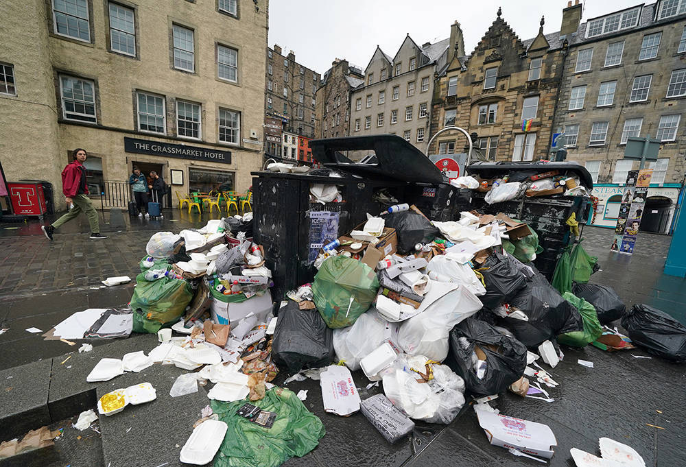 早安·世界｜英国爱丁堡清洁工人罢工，街道垃圾堆积如山
